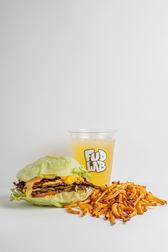 Green Monster, doble smash en lechuga, papas y limonada Fud Lab